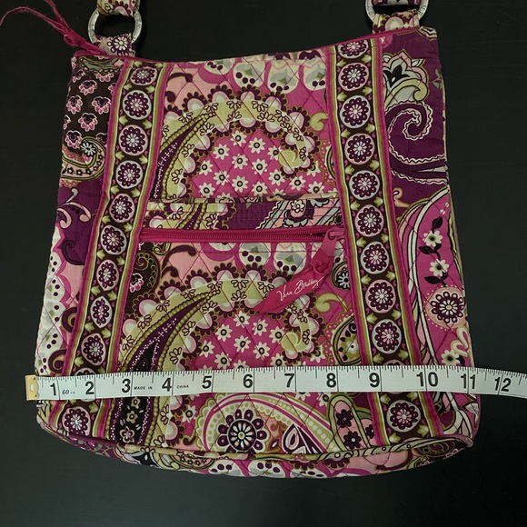Vera Bradley hipster crossbody in very berry paisley. Adjustable strap - Picture 11 of 13
